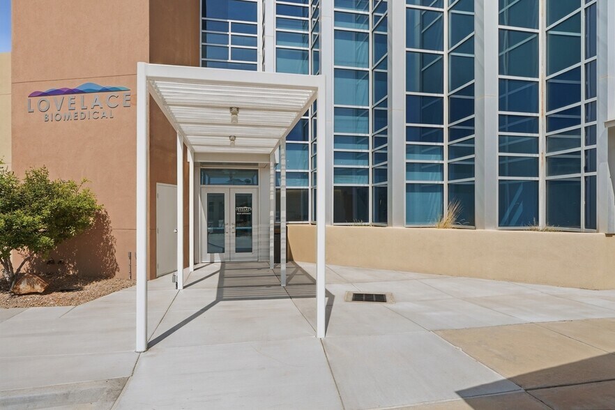 2425 Ridgecrest Dr SE, Albuquerque, NM à louer - Photo de l’immeuble – Image 3 sur 24