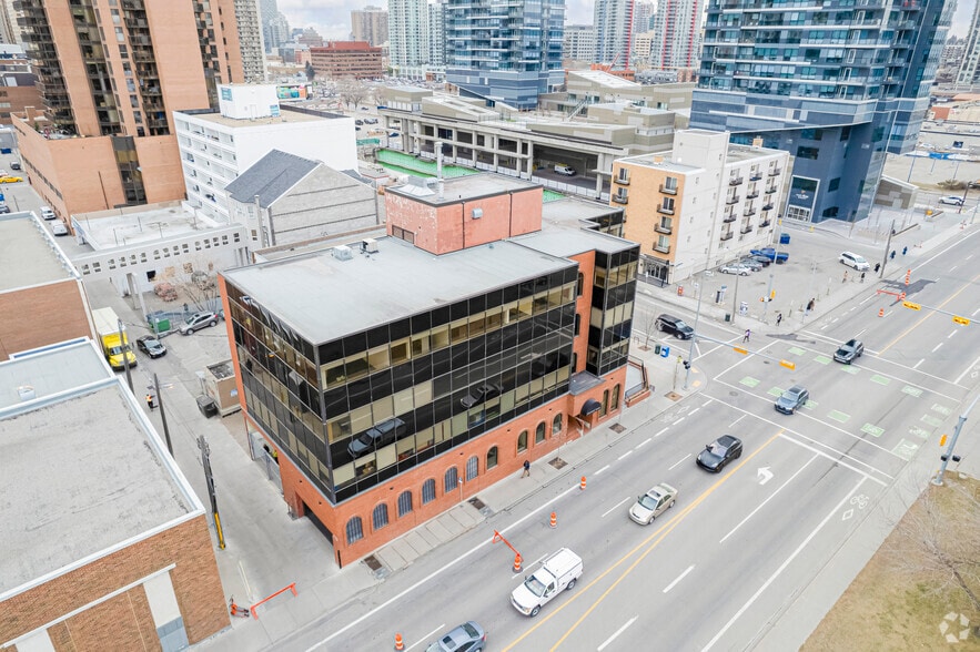 750 11th St SW, Calgary, AB à louer - Aérien – Image 3 sur 5