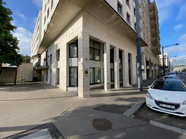 Plus de détails pour 21 Avenue Du Centre, Montigny-le-Bretonneux - Local commercial à louer