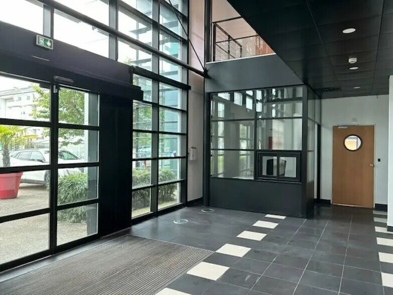 10 Avenue Marcel Mérieux, Tours à louer - Hall d’entrée – Image 3 sur 12