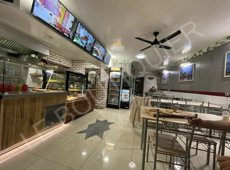 Local commercial dans Dammarie-les-Lys à vendre - Photo de l’immeuble – Image 3 sur 3