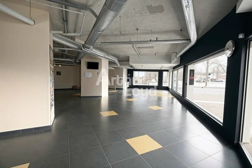 Local commercial dans Aix-les-Bains à louer - Photo de l’immeuble – Image 3 sur 11