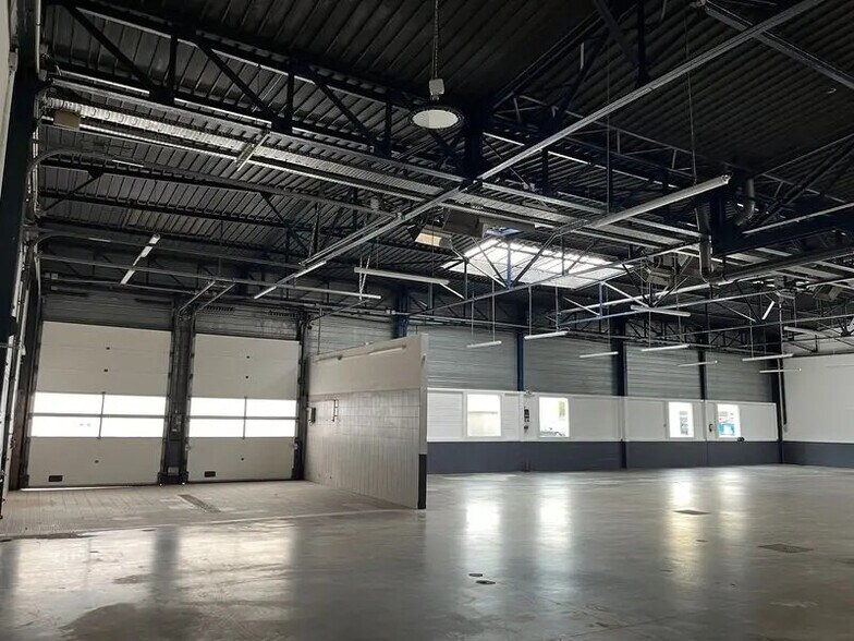 Bureau dans Vénissieux à louer - Photo de l’immeuble – Image 2 sur 7