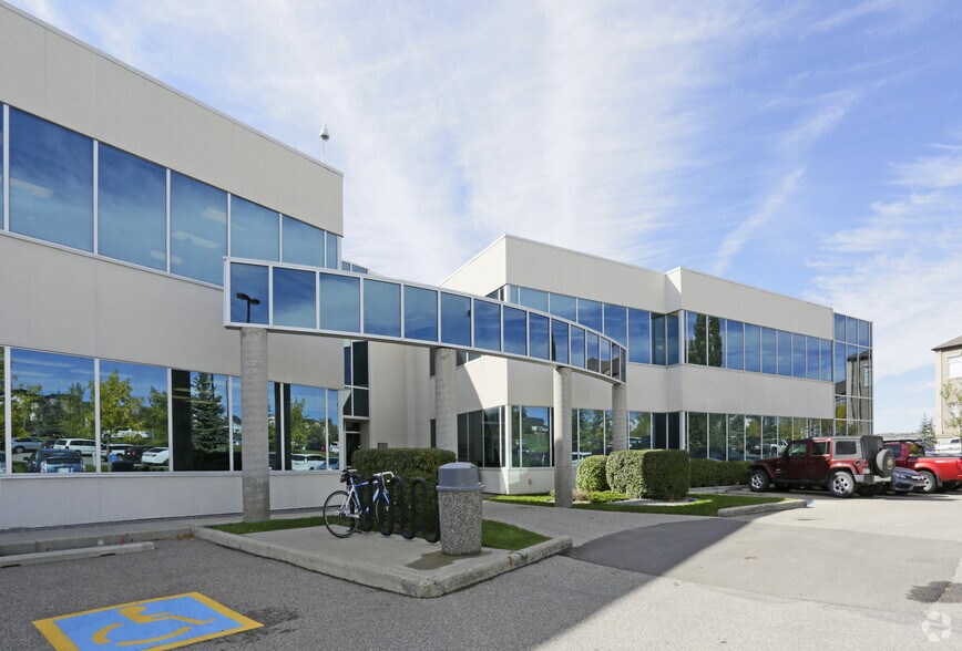 110 Country Hills Landing NW, Calgary, AB à louer - Photo de l’immeuble – Image 2 sur 8