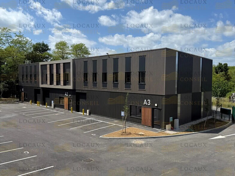 Local d’activités dans Les Mureaux à louer - Photo de l’immeuble – Image 2 sur 15