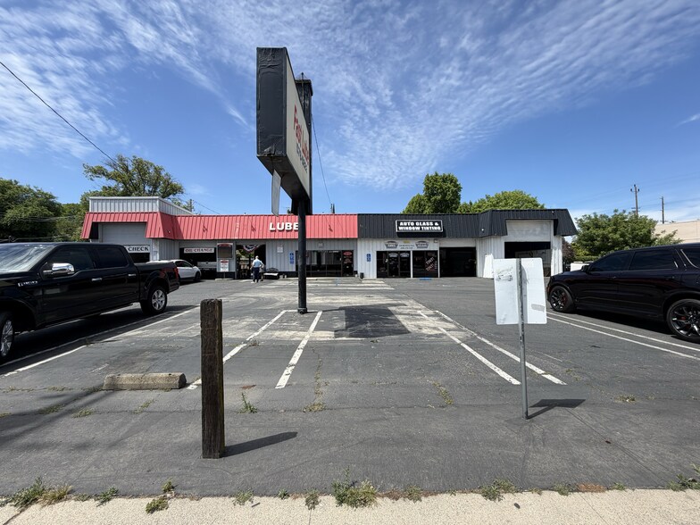529 McHenry Ave, Modesto, CA à vendre - Photo de l’immeuble – Image 3 sur 4