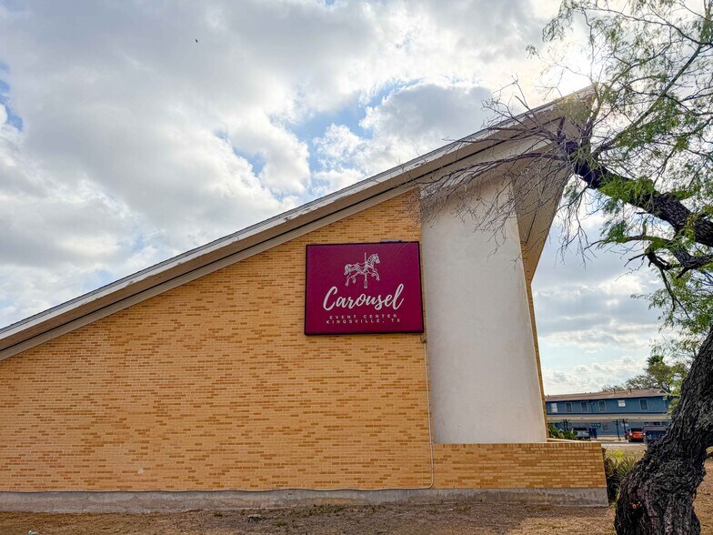 1120 E Sen Carlos Truan Blvd, Kingsville, TX à vendre - Photo de l’immeuble – Image 1 sur 32