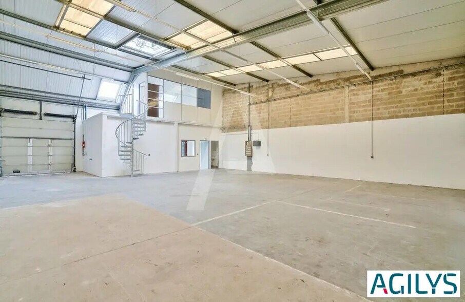 Local d’activités dans Évry-Courcouronnes à louer - Photo de l’immeuble – Image 1 sur 7