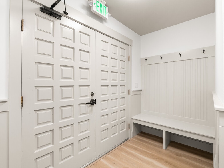 310 NW 3rd Ave, Canby, OR à louer - Hall d’entrée – Image 2 sur 13