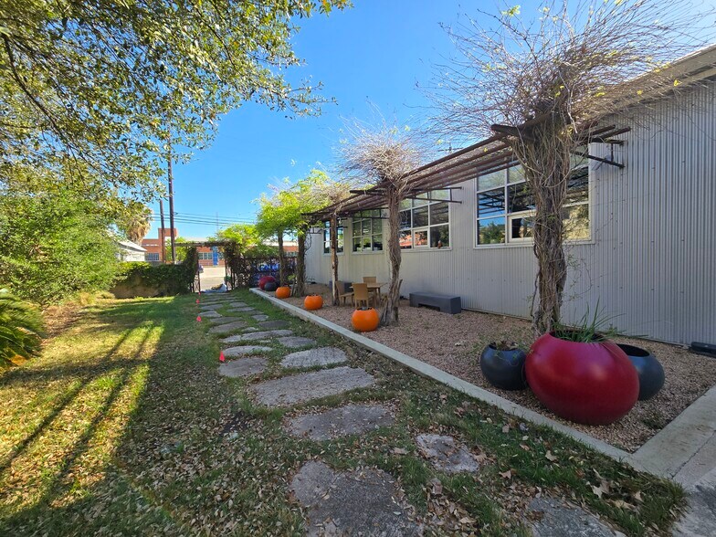 114 E Cevallos, San Antonio, TX à louer - Photo de l’immeuble – Image 3 sur 11