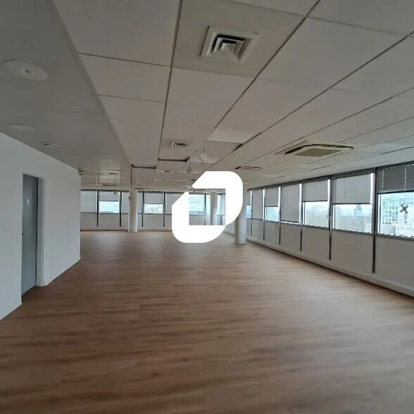 Local d’activités dans Vélizy-Villacoublay à louer - Photo de l’immeuble – Image 1 sur 11