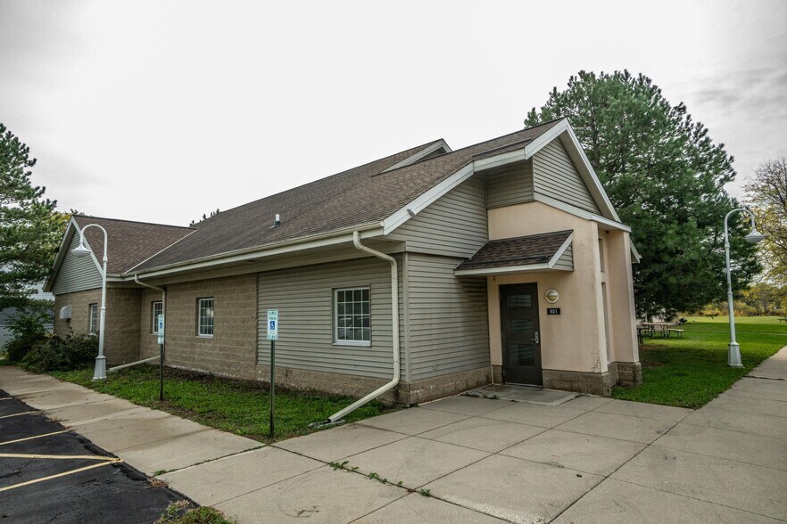 801 E Washington St, West Bend, WI à vendre - Photo de l’immeuble – Image 2 sur 21
