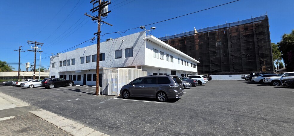 6308 Woodman Ave, Van Nuys, CA à louer - Photo de l’immeuble – Image 2 sur 13