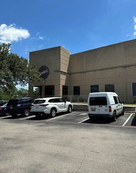 2101 E Saint Elmo Rd, Austin, TX à louer - Photo de l’immeuble – Image 1 sur 4