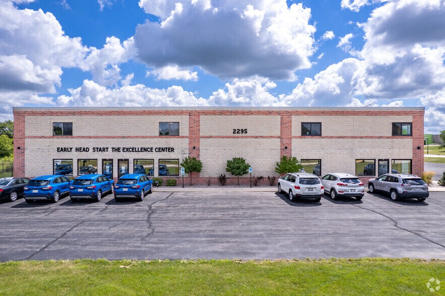 1530 Corporate Center Dr, West Bend, WI à louer - Photo de l’immeuble – Image 3 sur 5