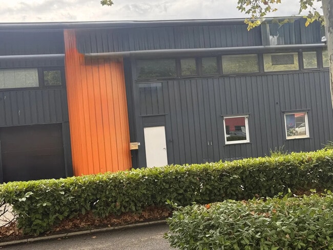 Plus de détails pour 19 Rue De Comboire, Échirolles - Local commercial, Local d'activités à louer