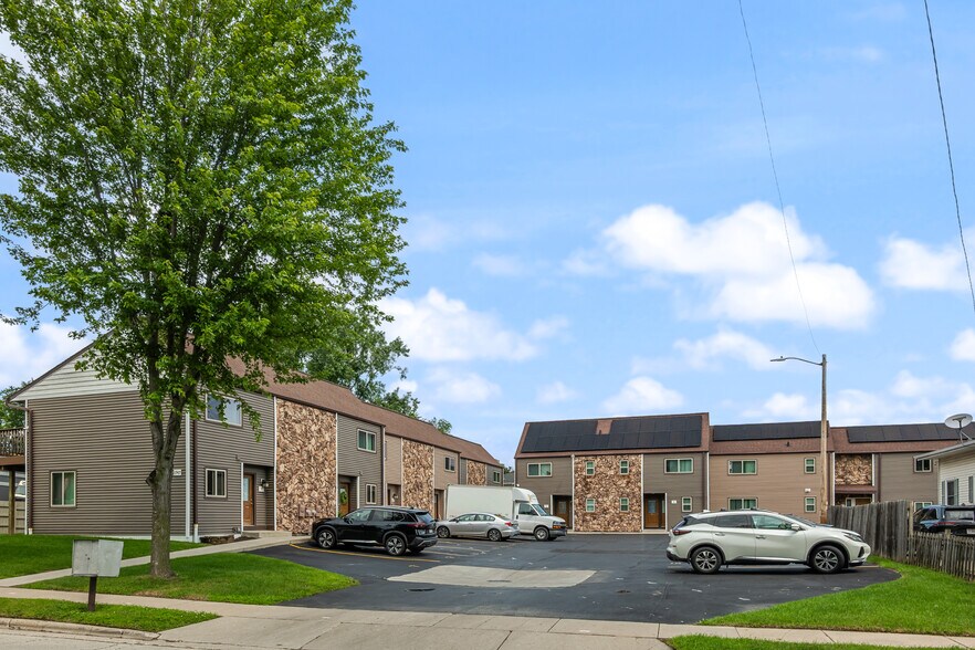 1747 Oakdale Ave, Green Bay, WI à vendre - Photo de l’immeuble – Image 1 sur 57