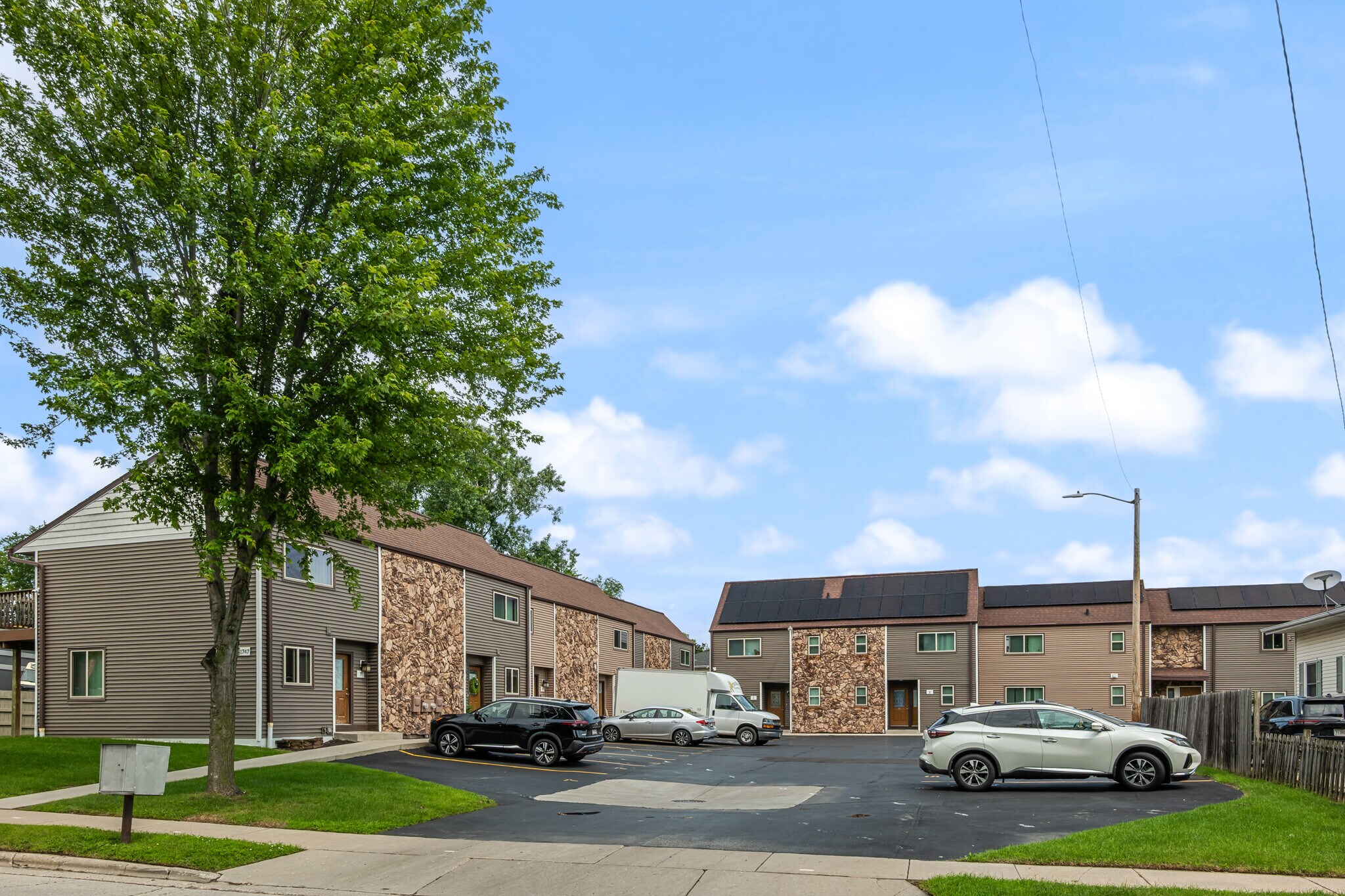 1747 Oakdale Ave, Green Bay, WI à vendre Photo de l’immeuble– Image 1 sur 58