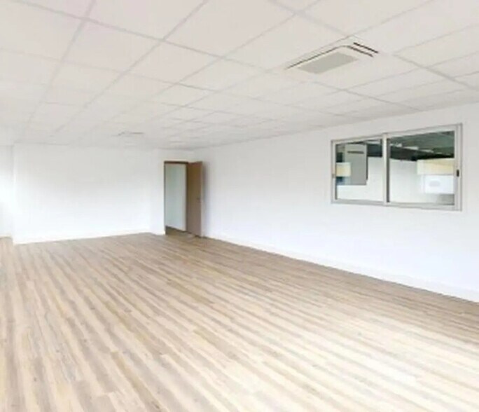 Local d'activités dans Cergy à vendre - Photo de l’immeuble – Image 3 sur 6