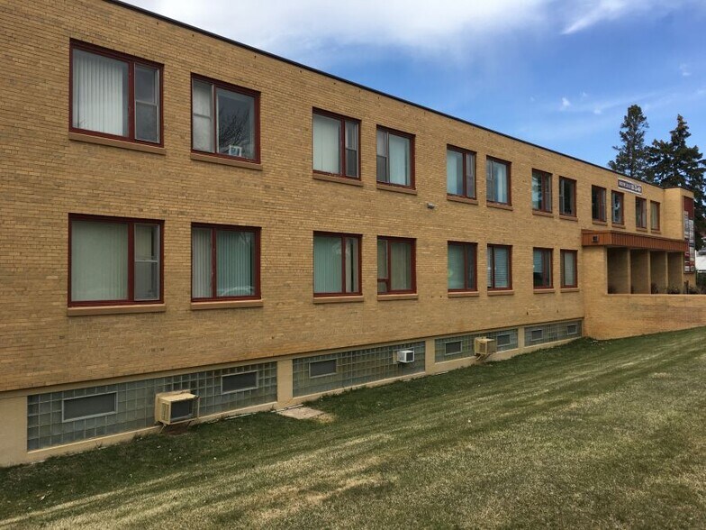 700 Cedar St, Alexandria, MN à louer - Photo de l’immeuble – Image 2 sur 3