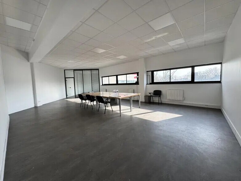 Bureau dans Saint-Denis à louer - Photo de l’immeuble – Image 1 sur 13