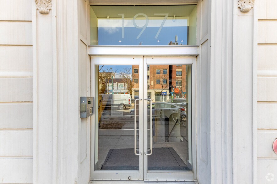 196 Spadina Av, Toronto, ON à louer - Photo de l’immeuble – Image 3 sur 4