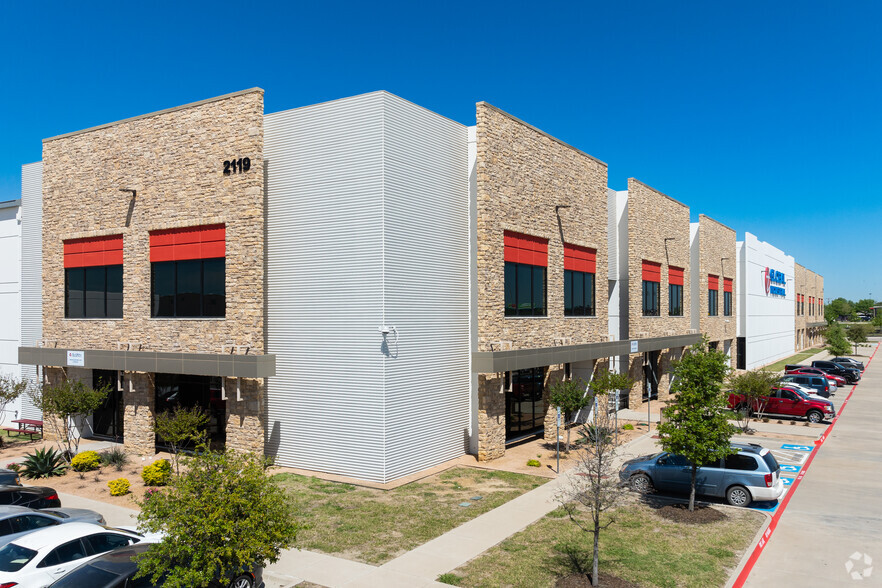 2119 N I-35 E, DeSoto, TX à louer - Photo principale – Image 1 sur 24