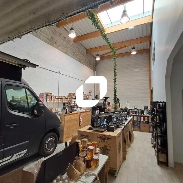 Local d’activités dans Gazeran à louer - Photo de l’immeuble – Image 2 sur 9