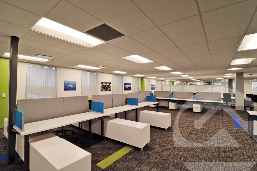 27100 W 11 Mile Rd, Southfield, MI à louer - Photo de l’immeuble – Image 2 sur 13