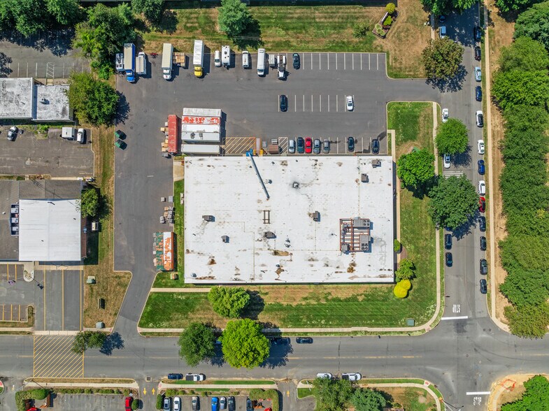 55 Lake Dr, East Windsor, NJ à vendre - Photo de l’immeuble – Image 2 sur 5