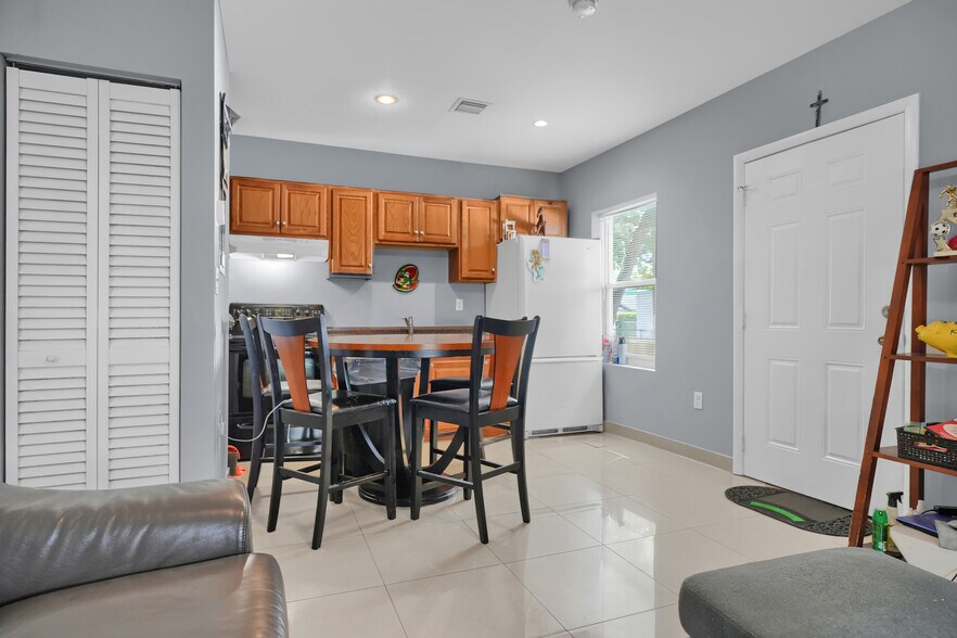 2155 NW 28th St, Miami, FL à vendre - Photo de l’immeuble – Image 3 sur 17