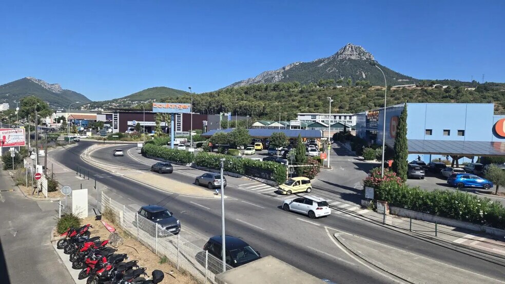 Local commercial dans La Garde à louer - Photo de l’immeuble – Image 1 sur 5