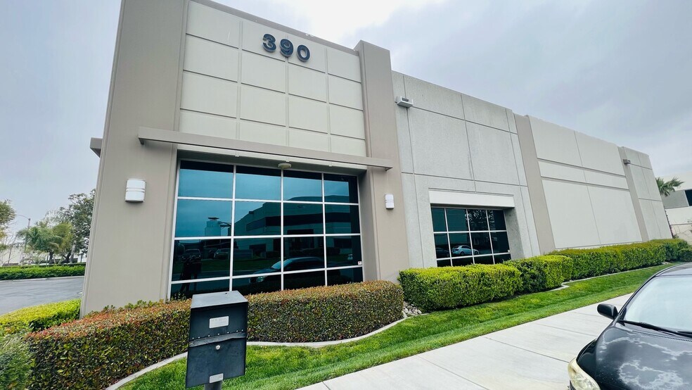 390 N Ponderosa Ave, Ontario, CA à vendre - Photo de l’immeuble – Image 2 sur 21