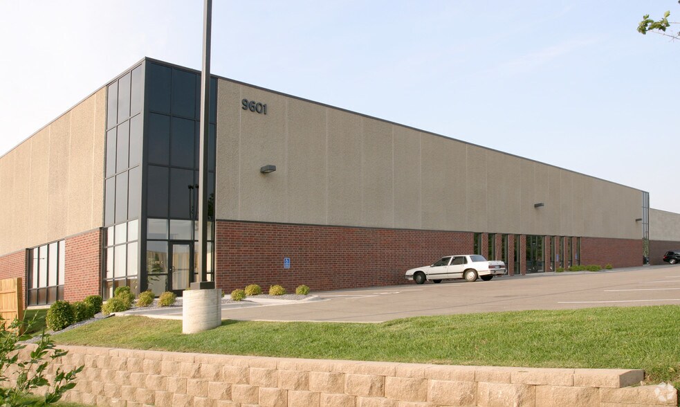 9601 Newton Ave S, Bloomington, MN à louer - Photo de l’immeuble – Image 2 sur 3