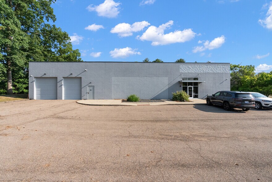 29235 Lorie Ln, Wixom, MI à vendre - Photo de l’immeuble – Image 1 sur 8
