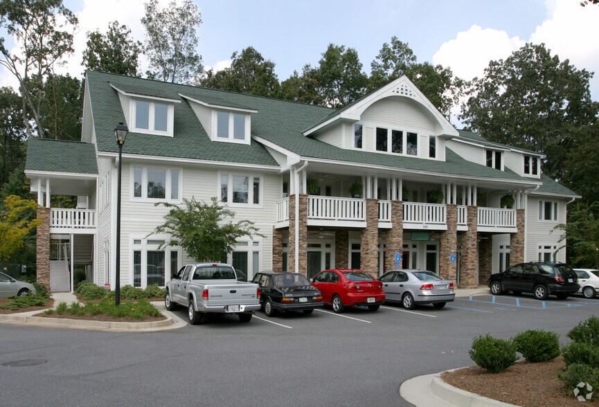 599 W Crossville Rd, Roswell, GA à louer - Photo de l’immeuble – Image 2 sur 11