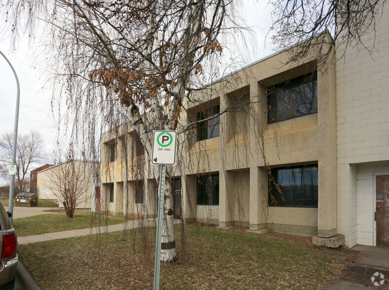 9930 78th Ave NW, Edmonton, AB à louer - Photo de l’immeuble – Image 3 sur 3