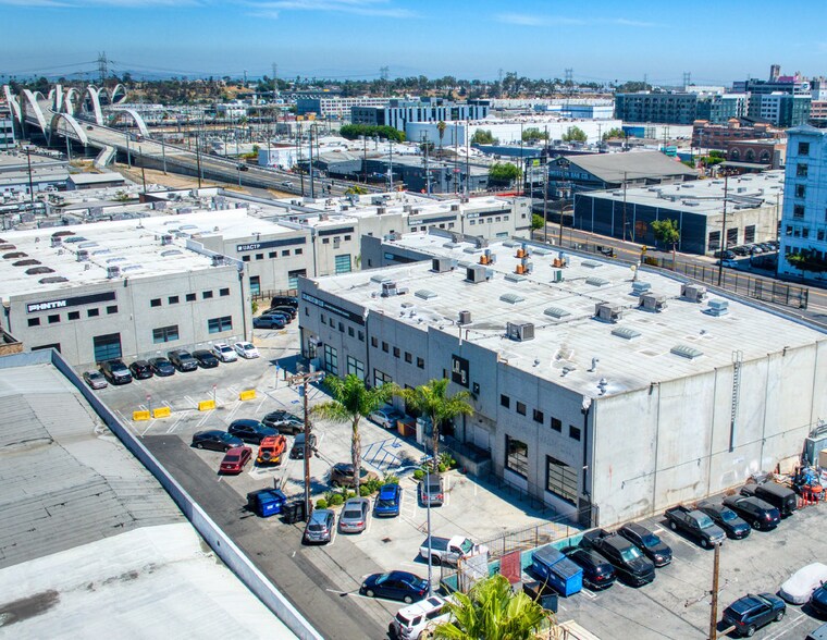 1375 E 6th St, Los Angeles, CA à louer - Photo de l’immeuble – Image 3 sur 8