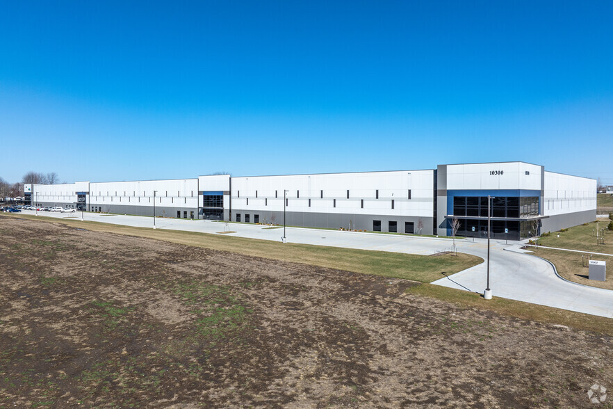 10300 Northpark Dr, Urbandale, IA à louer - Photo de l’immeuble – Image 1 sur 8