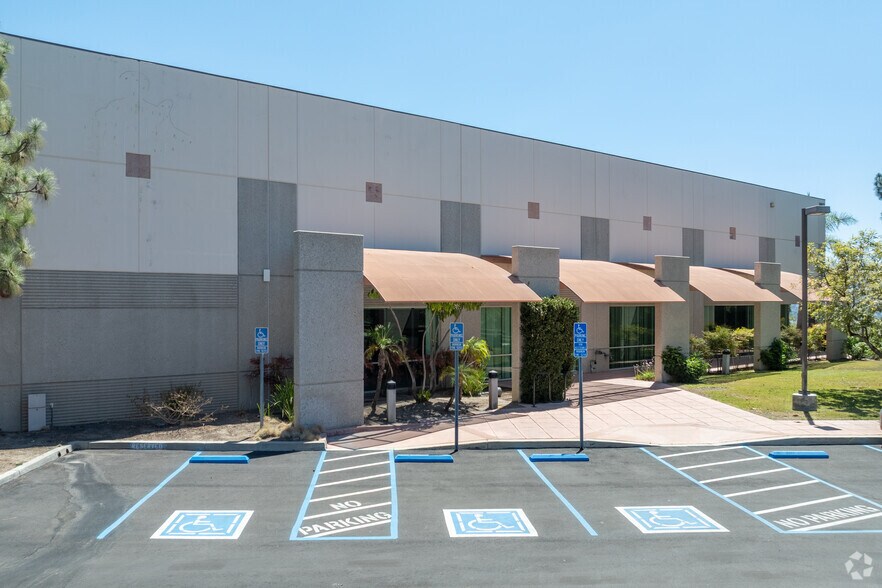 997 Flower Glen St, Simi Valley, CA à louer - Photo de l’immeuble – Image 3 sur 7
