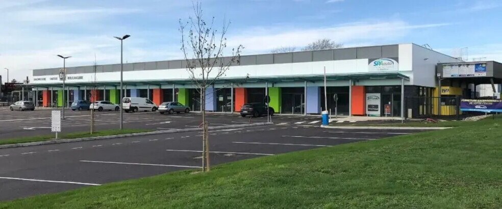 Local commercial dans Pont-Sainte-Marie à louer - Photo de l’immeuble – Image 1 sur 5