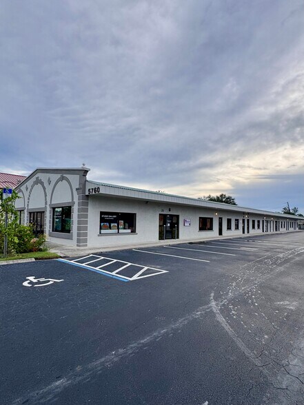 Artisan's Plaza - 5760 Shirley St portefeuille de 2 biens à vendre sur LoopNet.fr - Photo de l’immeuble – Image 3 sur 6