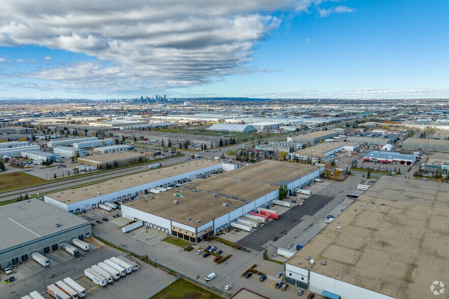 5353 72nd Ave SE, Calgary, AB à louer - Aérien – Image 2 sur 6