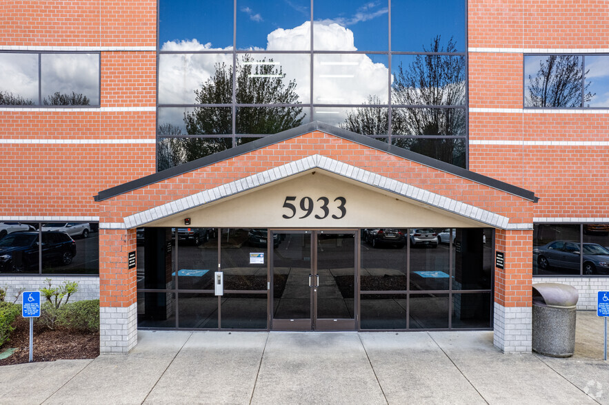 5933 NE Win Sivers Dr, Portland, OR à louer - Photo de l’immeuble – Image 3 sur 5