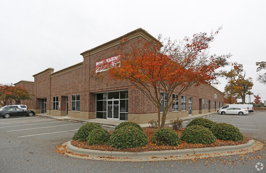 131 Overhill Dr, Mooresville, NC à louer - Photo de l’immeuble – Image 1 sur 7