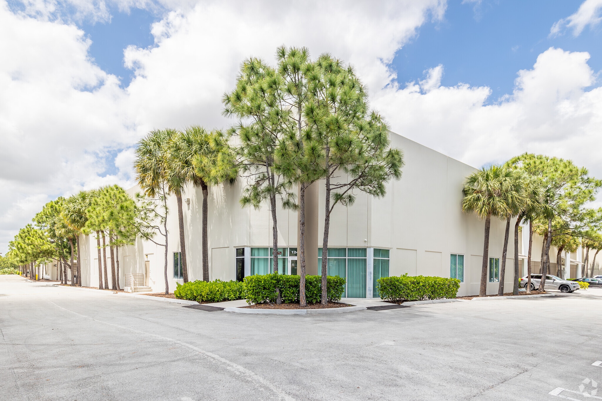 12400 SW 134th Ct, Miami, FL à louer Photo principale– Image 1 sur 9