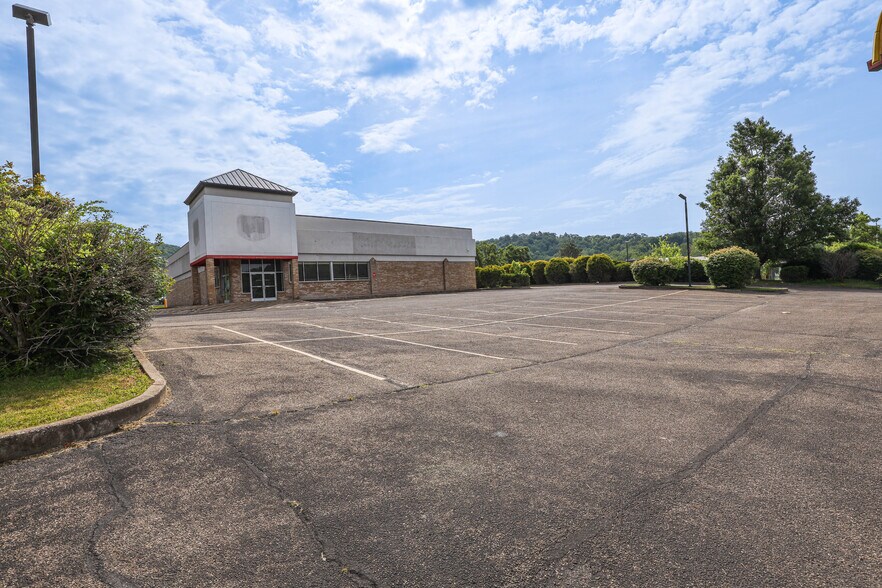 902 N Lewis St, Glenville, WV à louer - Photo de l’immeuble – Image 2 sur 50