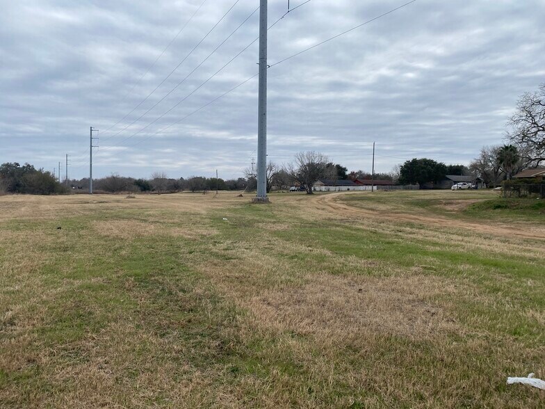 1520 Sutherland Springs Rd, Floresville, TX à vendre - Photo principale – Image 1 sur 3