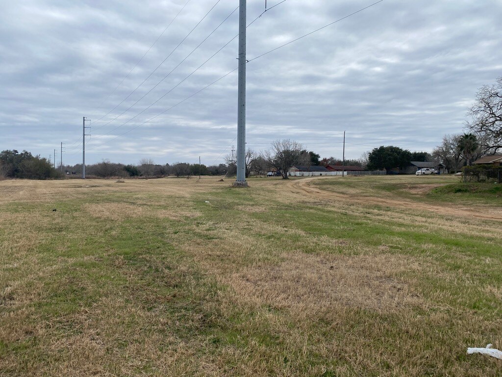 1520 Sutherland Springs Rd, Floresville, TX à vendre Photo principale– Image 1 sur 4