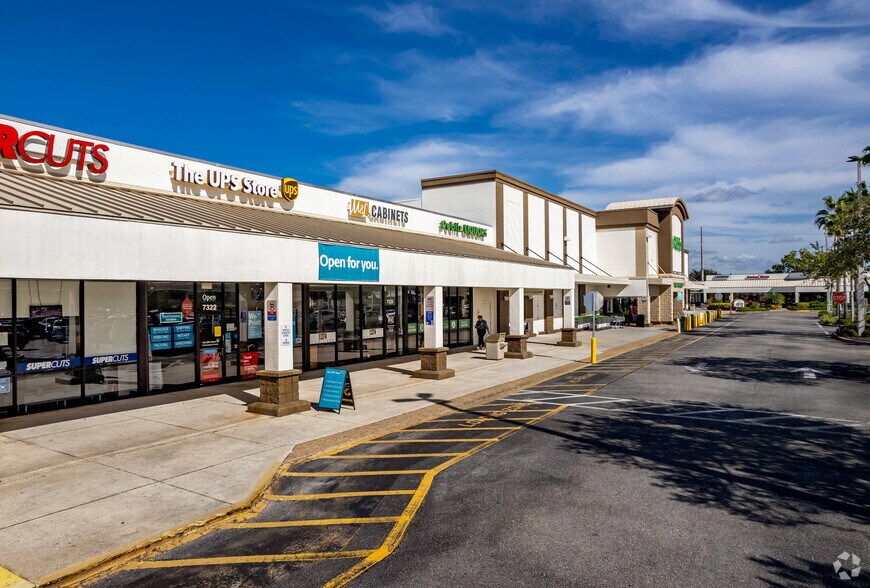 7208-7324 Manatee Ave W, Bradenton, FL à louer - Photo de l’immeuble – Image 2 sur 6